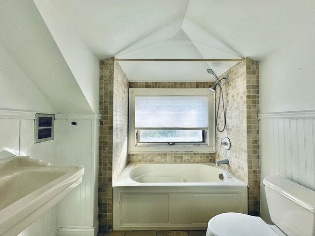 Building Photo - 671 Prospect St