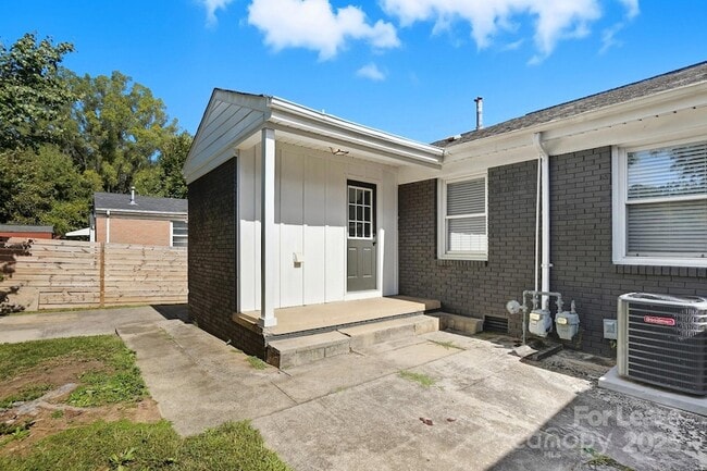 Building Photo - 316 Hollis Rd