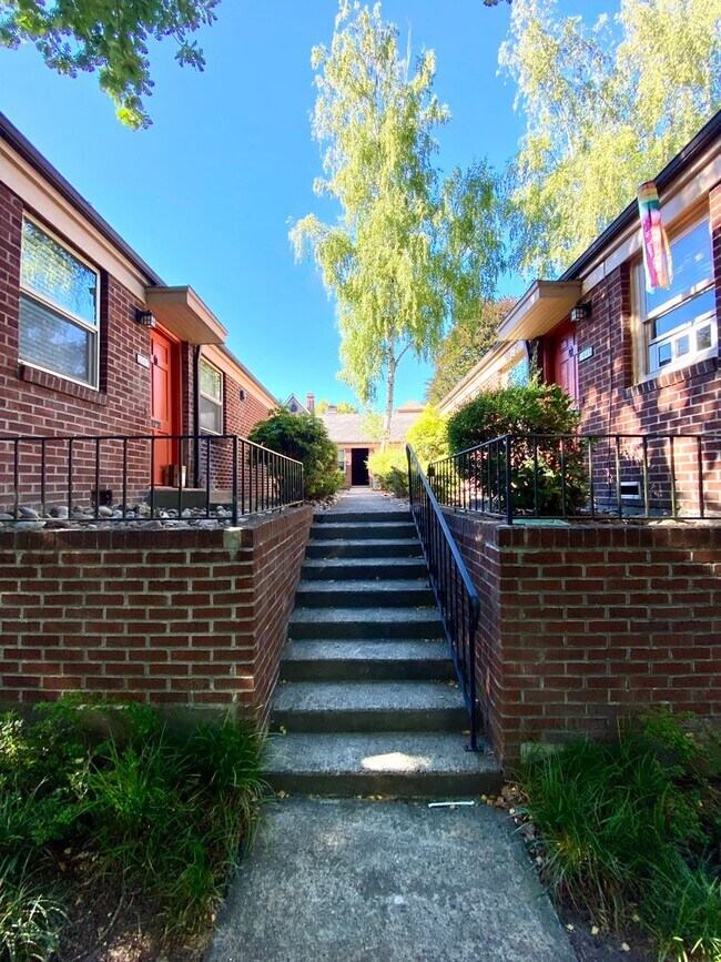 Building Photo - Lovely 1 Bed, 1 Bath at Irving Court Apartments
