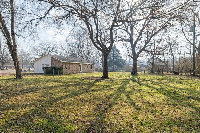 Building Photo - 1105 Brentwood Dr