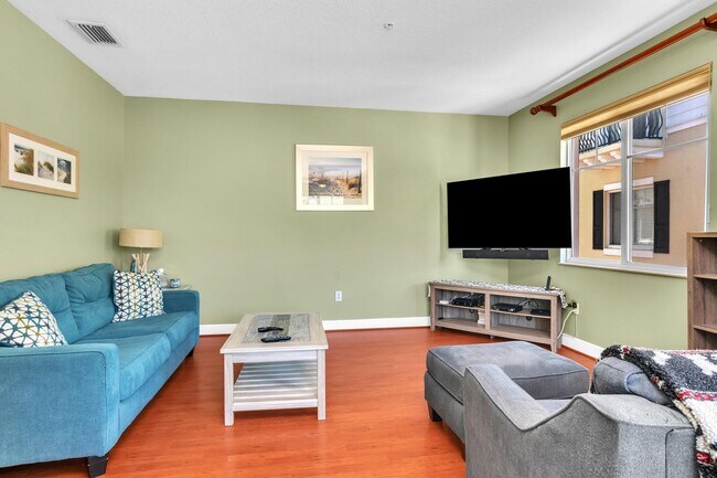 Building Photo - 581 NW 35th Ln