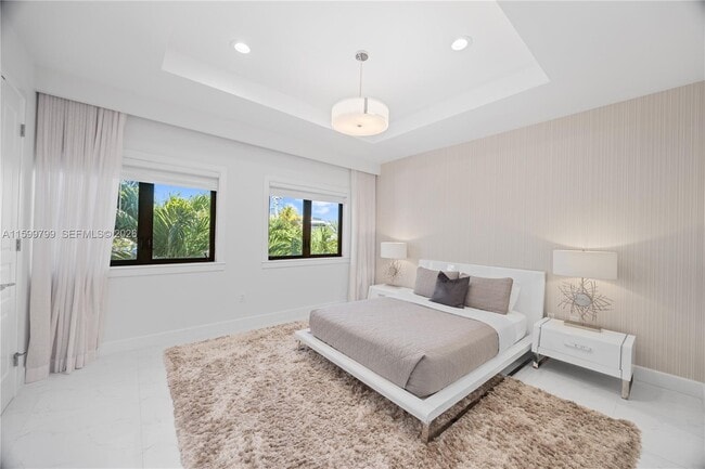 Building Photo - 513 Palm Dr