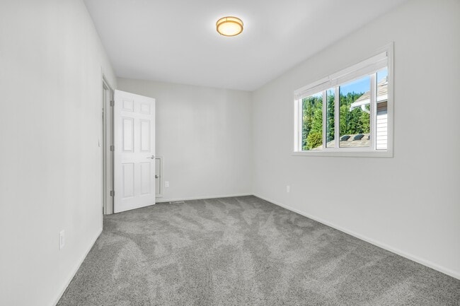 Building Photo - 441 NE Alder St