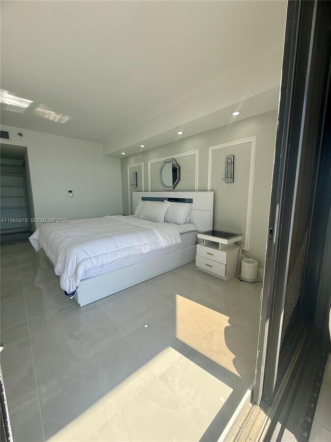 Building Photo - 1000 W Island Blvd