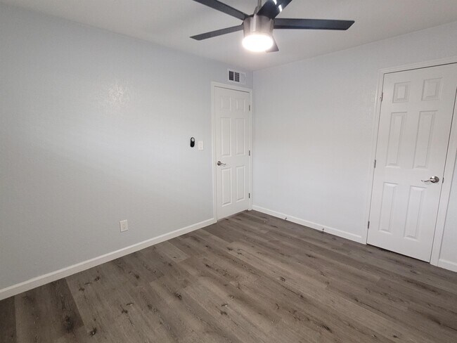 Building Photo - 1325 N 48th St