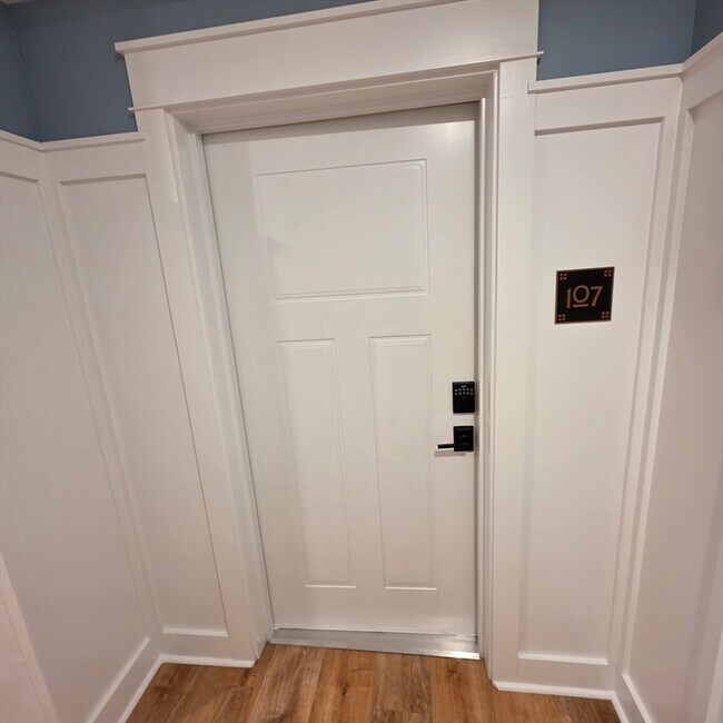 Building Photo - 843 Main St