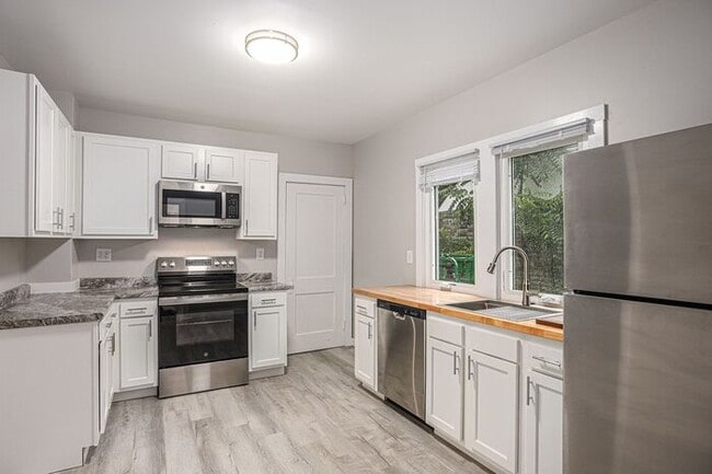 Building Photo - Fully Renovated 3 bed 2 bath home - Ask about our security deposit alternative!