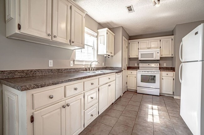 Building Photo - Quaint Family Home in  Springdale