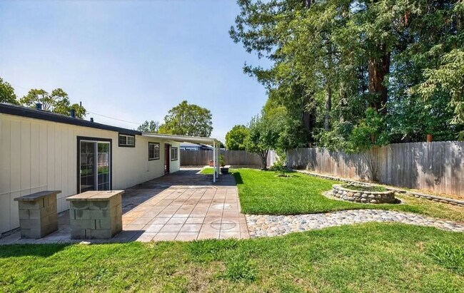 Building Photo - 959 San Clemente Dr