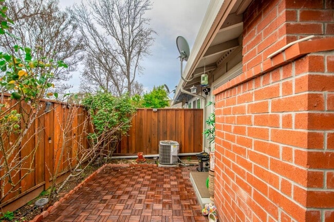 Building Photo - Beautiful Townhome in Northpoint Community in Cupertino!