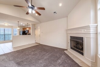 Building Photo - 3 bed, 2 bath Condo - MOVE IN SPECIAL!!!!