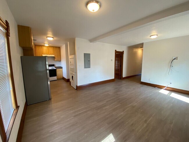 Building Photo - 2110 Grove Cir W