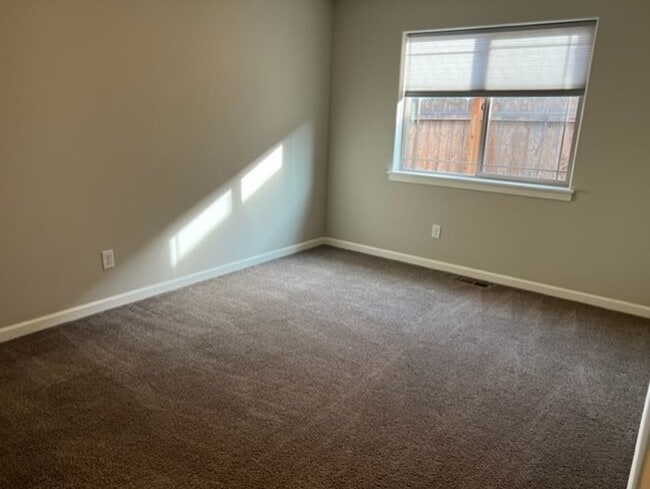 Building Photo - Newer home in NW Redmond