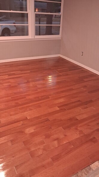 Flooring - 2557 Delano Dr