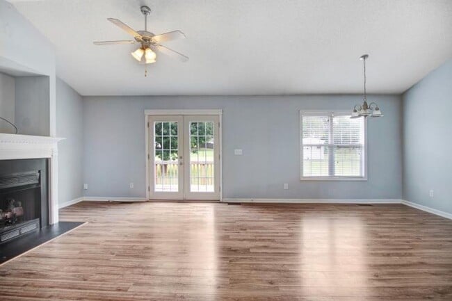 Building Photo - WONDERFUL 3 BR, 2 BA w/ attached garage *D...