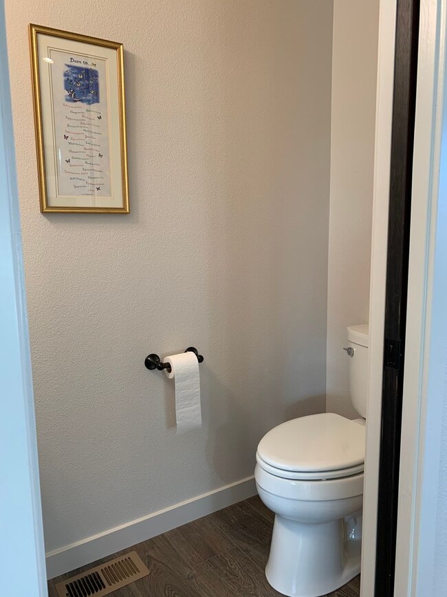 Building Photo - Beautiful Newly Custom Built Home! Vaulted Ceilings! Partially Furnished! Open Floor Plan!