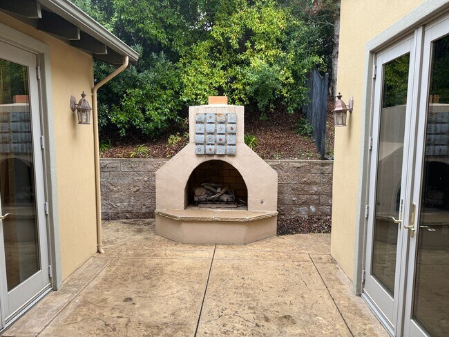 Building Photo - Beautiful 3 bedroom plus loft and office in highly sought Serrano community!