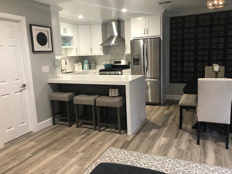 Kitchen Countertop Seating - 828 S Falcon St