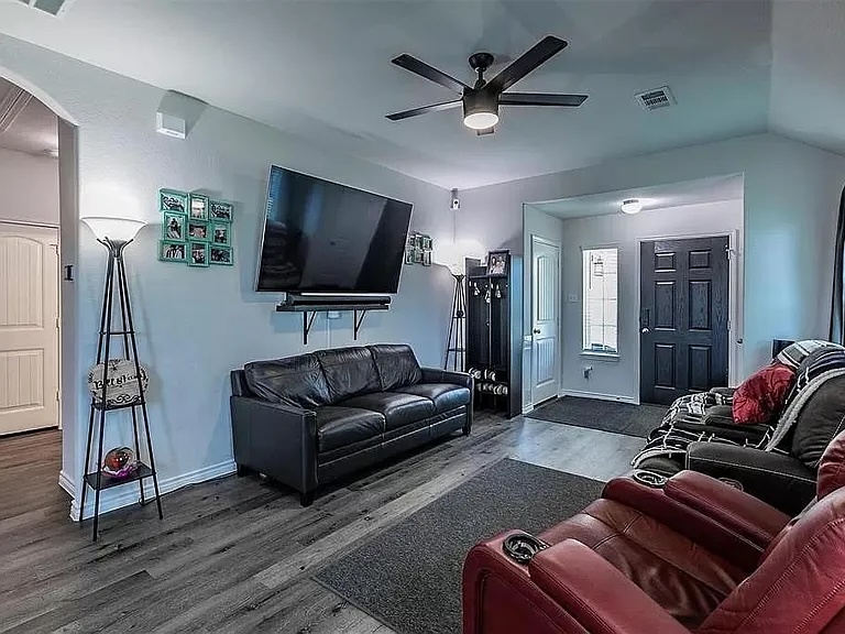 Building Photo - 1602 Blue Jay Dr