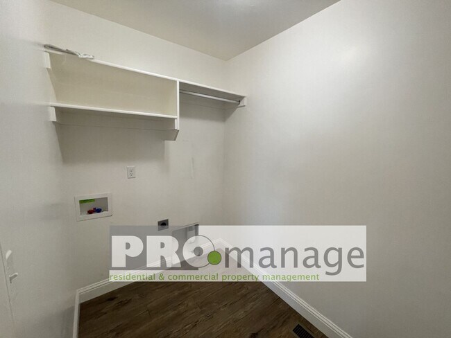 Building Photo - 3 Bed, 2 Bath Town Home w/ 2 Car Garage - Idaho Falls