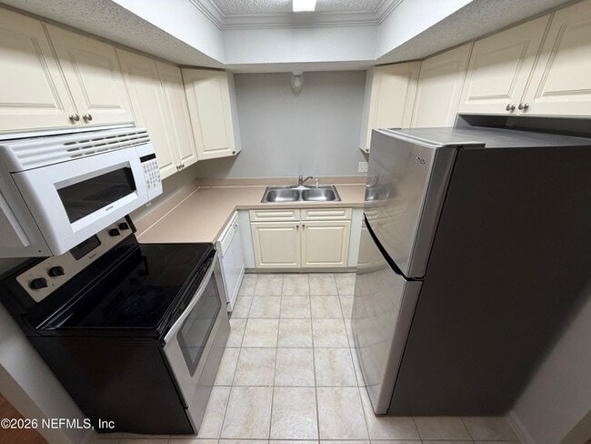 Building Photo - 3864 La Mirada Dr N