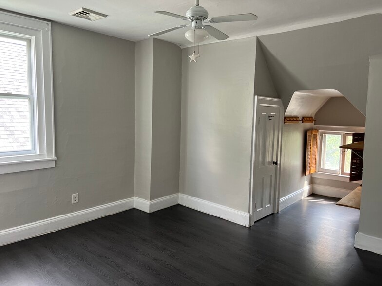 Living - 568 Bird Ave