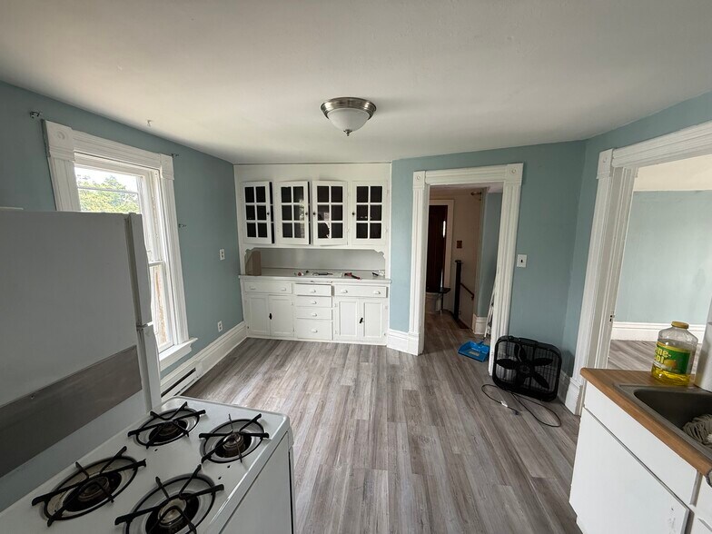 Kitchen - 406 W 14th Ave