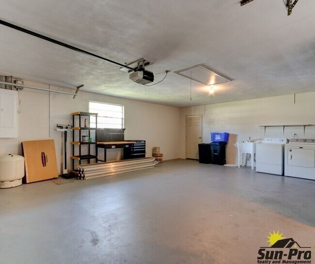 Building Photo - 743 Knollview Blvd