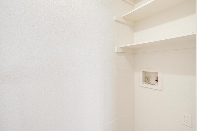 Building Photo - Charming 3 Bedroom Home with 2 Full Baths