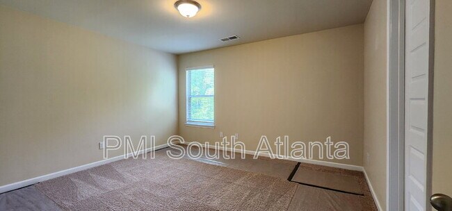 Building Photo - 525 Twelve Oaks Dr