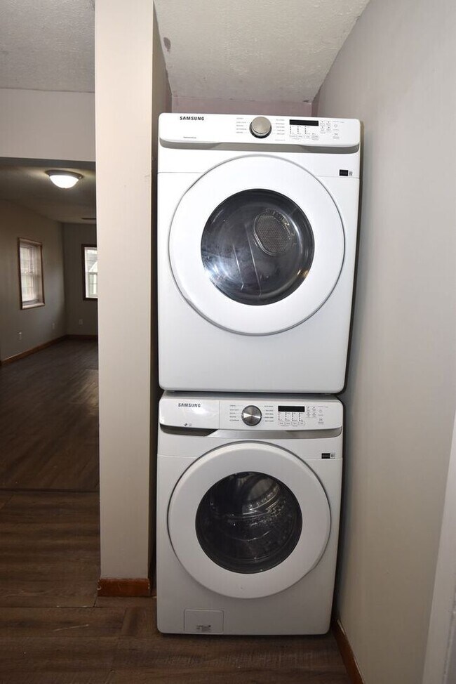 Building Photo - MIshawaka near Universities and shopping