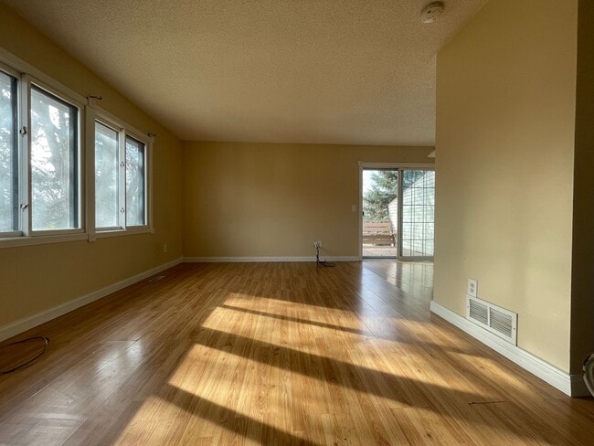 Building Photo - 3 bed/2 bath Sweet Townhome In Brooklyn Pa...