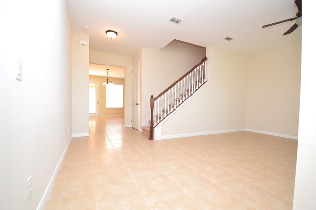 Building Photo - Gorgeous Lake View 3 BR 2.5 bath Luxury To...