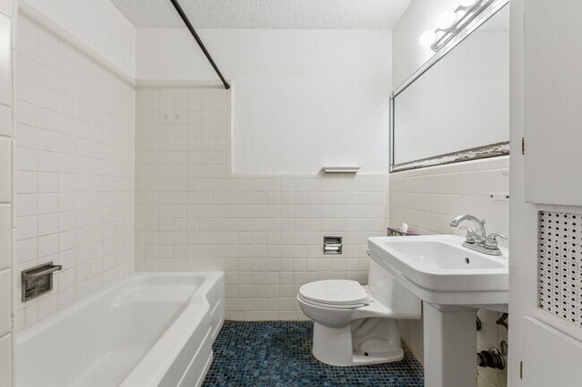 Building Photo - Nicely Updated 3/2 in Hyde Park