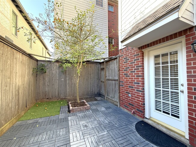 Building Photo - 1963 Peden St