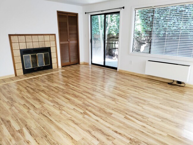 Building Photo - 2Bd/1Ba Seattle Condo