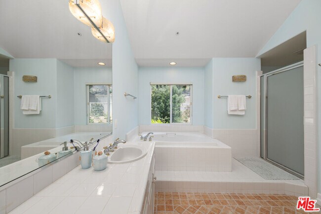 Building Photo - 682 Palisades Dr