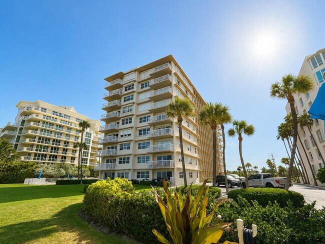 Building Photo - 1069 Hillsboro Mile