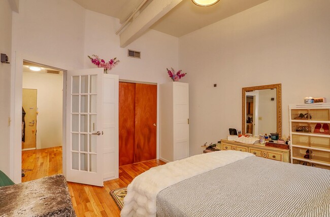 Building Photo - 1034 Clinton St