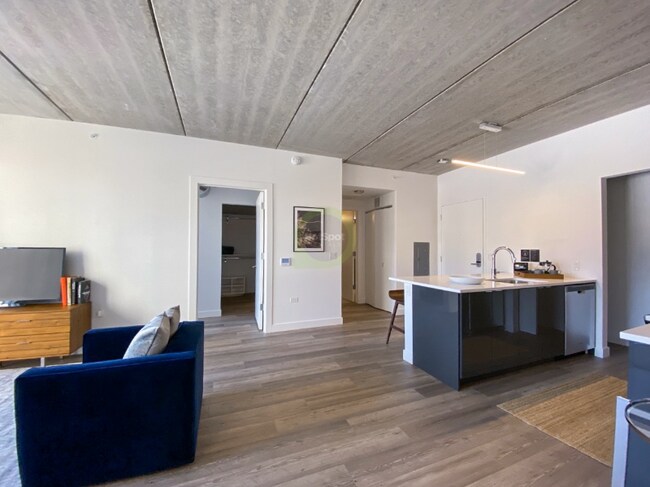 Building Photo - 816 W Sheridan Rd