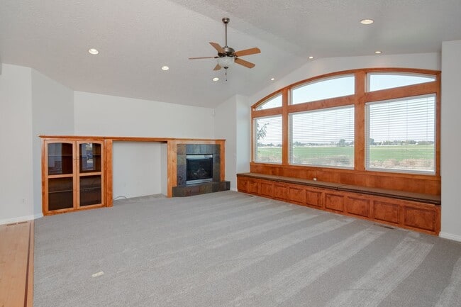 Building Photo - Country Living at it's Best!  Beyond Spaci...