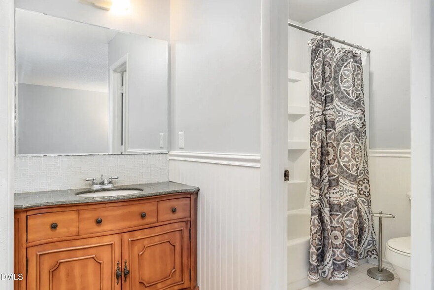 Building Photo - Room in Townhome on Sandy Creek Dr