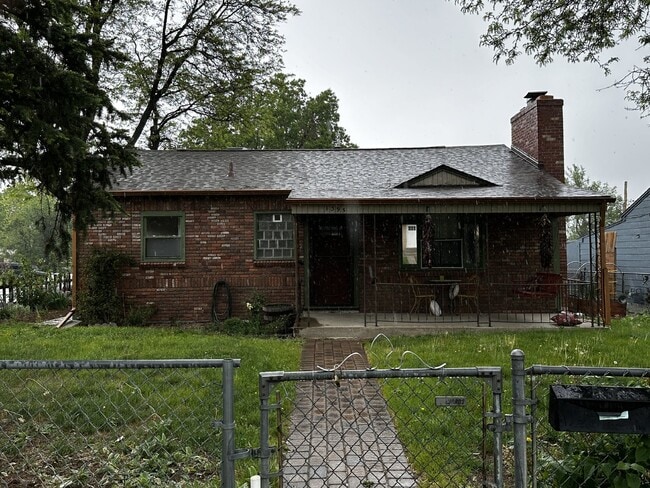 Building Photo - ***AVAILABLE IMMEDIATELY*** Charming Home ...