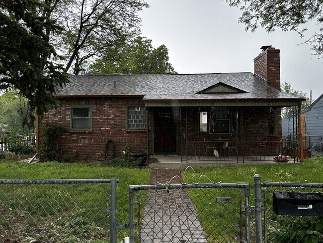 Building Photo - ***Available late-July*** Charming Home in...