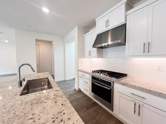 Building Photo - Newer Spacious 5 Bedroom Home Located in C...
