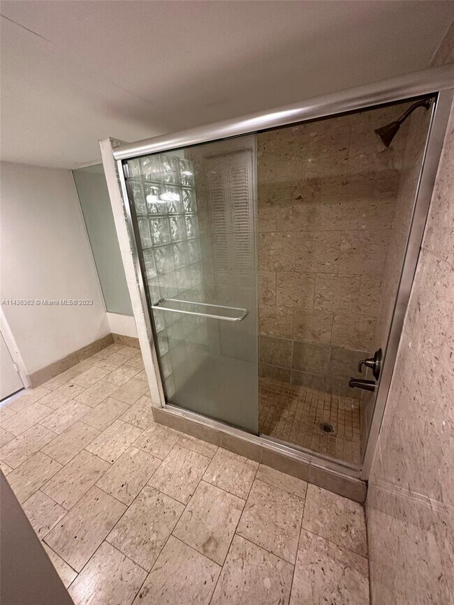 Building Photo - 1440 Brickell Bay Dr