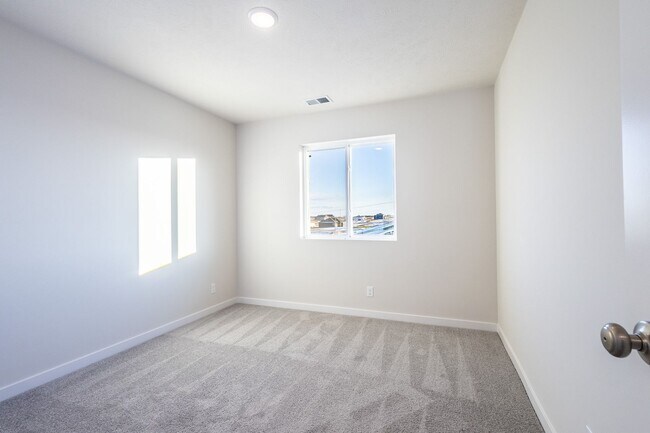 Building Photo - Stunning New Built 5 Bed Duplex!