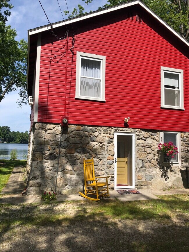 Cozy Rustic Lake House - 38 Bumpy Ln