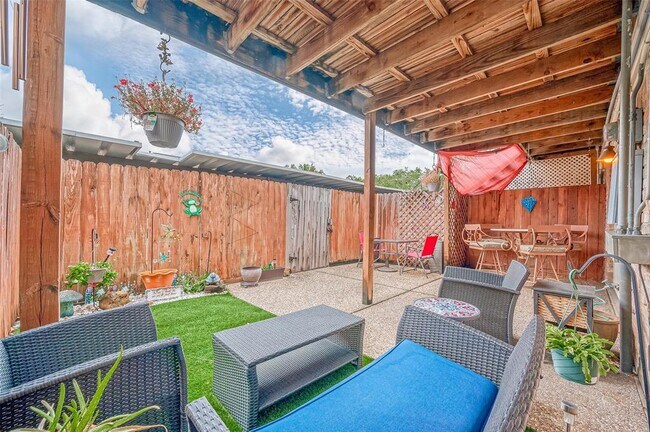 Building Photo - 12967 Trail Hollow Dr