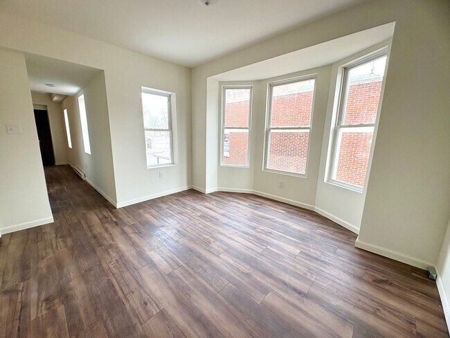 Building Photo - 133 W Maple St